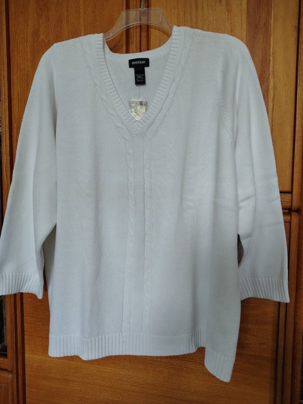 NWT AVENUE WHITE V NECK SWEATER WITH CABLE KNIT   SIZE WOMEN'S PLUS 26/28